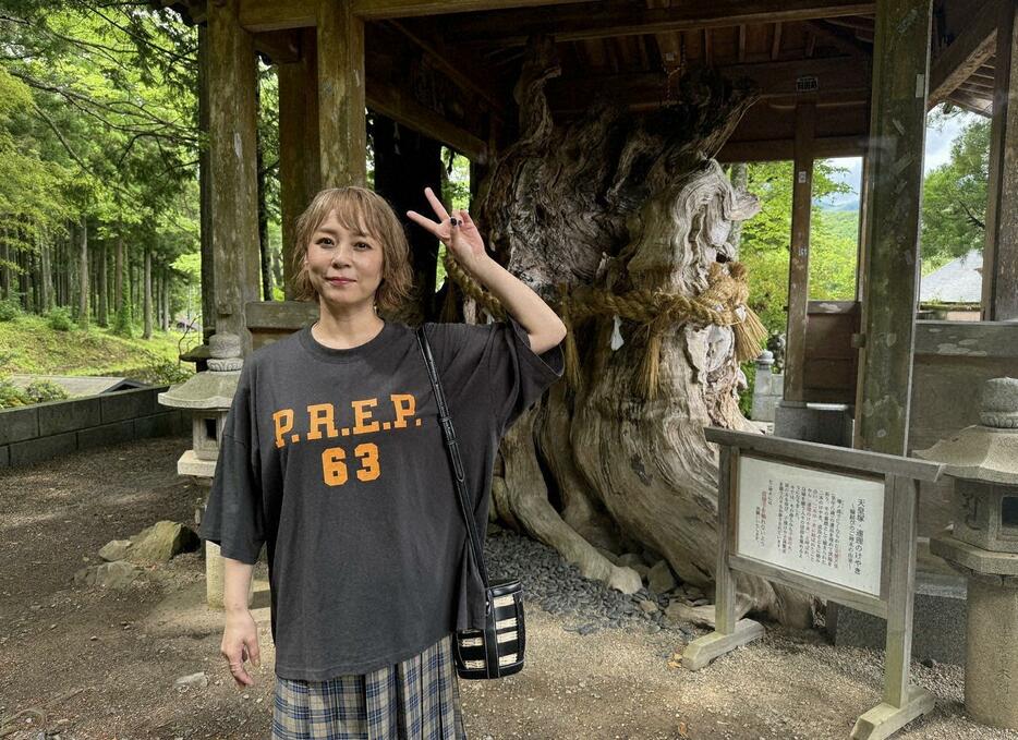 土曜朝の旅情報バラエティー番組「朝だ！生です 旅サラダ」に出演する佐藤仁美さん＝ABCテレビ提供