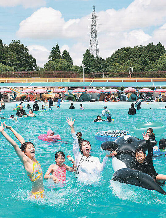 オープンしたプールではしゃぐ来場者=20日正午ごろ