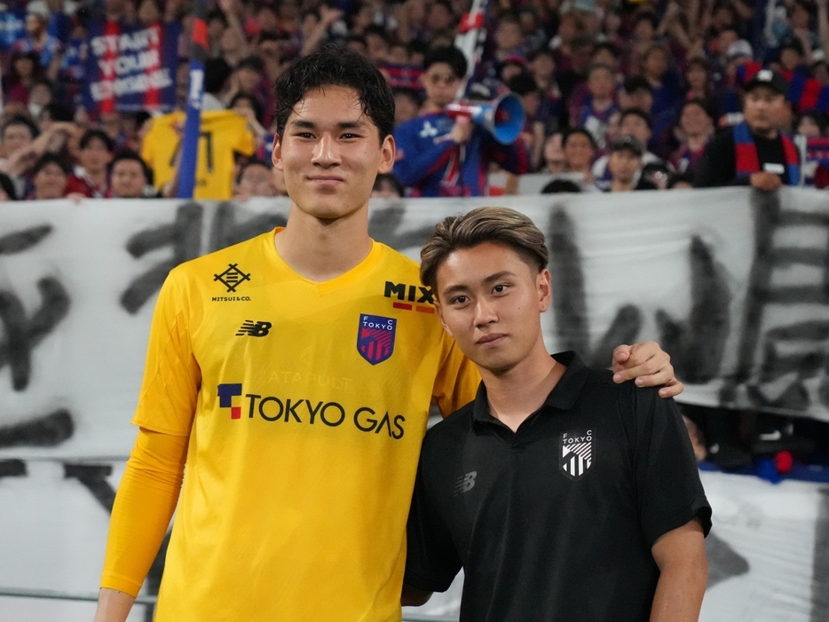 試合後はピッチに姿を見せ、GK野澤大志ブランドンとの記念撮影を行ったMF荒木遼太郎(Getty Images)