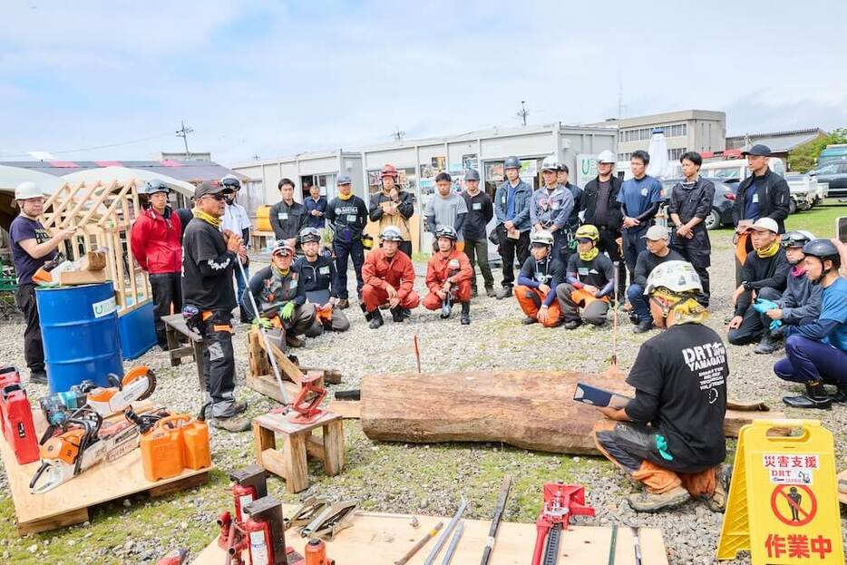 日本財団職員による説明に真剣な面持ちで耳を傾ける消防士の皆さん