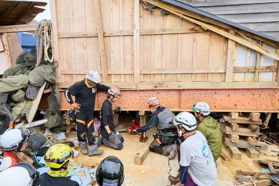 倒壊木造家屋の中からジャッキを使って人命を救助する訓練の様子