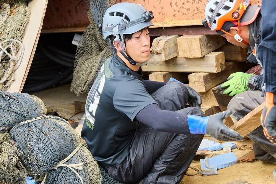 倒壊した木造家屋の中から人命救助の訓練に取り組む政田さん