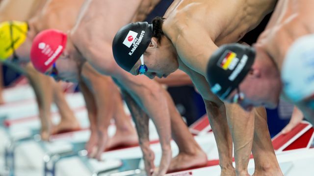 男子200m自由形予選に臨む松元克央選手(写真：AP/アフロ)