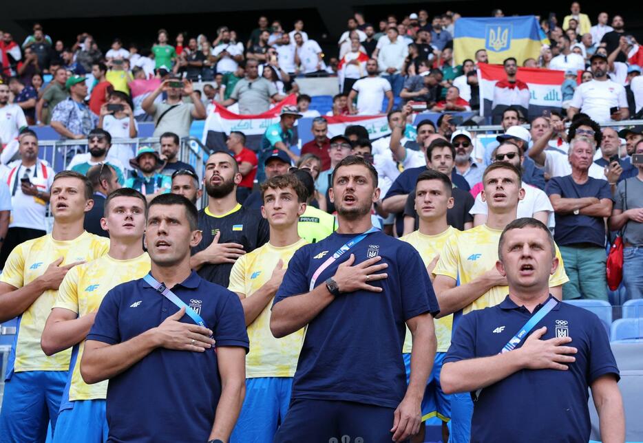 サッカー男子1次リーグでイラクとの初戦に臨むウクライナの選手たち＝24日（ロイター＝共同）