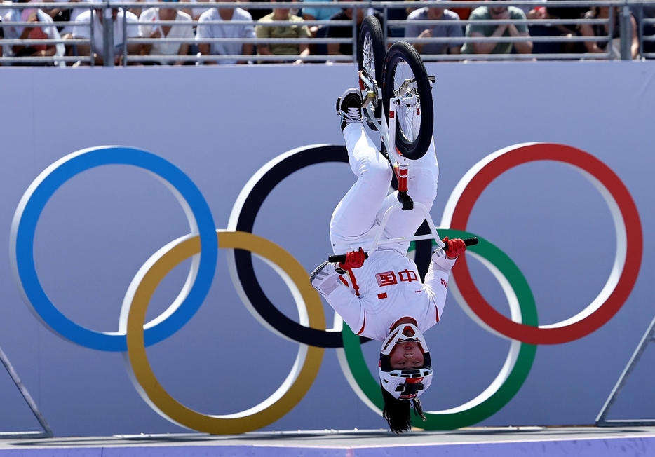 パリのコンコルド広場で行なわれたBMXフリースタイルの予選。(C) Getty Images