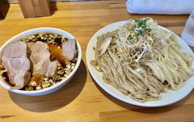 「焙煎2色つけ麺 チャーシュー」（1,600円）＋「ネギ」（250円）