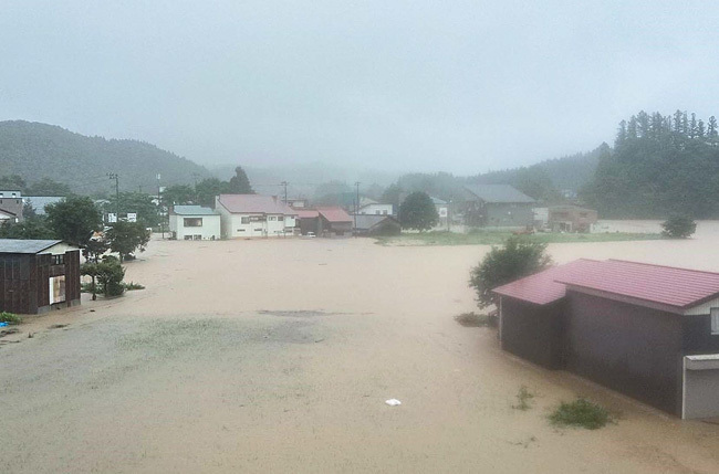 水に漬かった家屋と水田（25日、山形県真室川町で＝大沼さん提供）