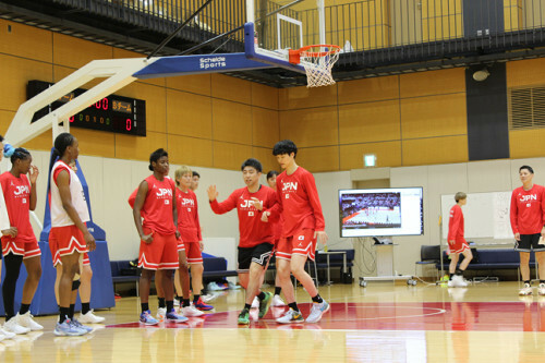 恩塚監督（右端）とともに、練習を行うバスケット女子日本代表選手（３０日、都内で）