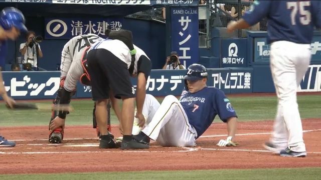 打席に座り込んだ佐野恵太選手