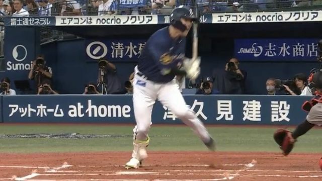 DeNA佐野恵太選手のすねあたりにボールが直撃