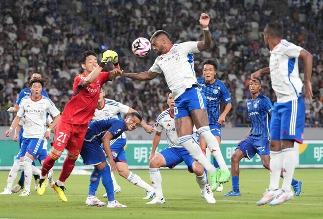 ゼルビアとマリノスが大熱戦を繰り広げた。(C)SOCCER DIGEST