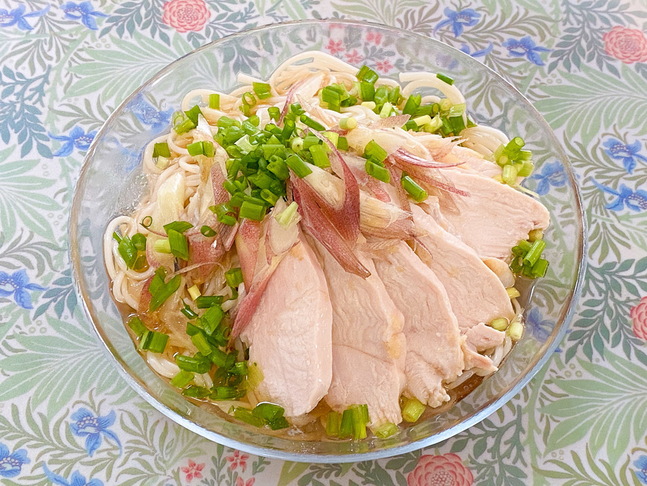 半田そうめんの阿波尾鶏蒸し鶏添え