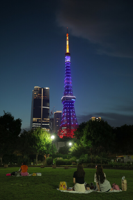 新１万円札が発行された３日、東京都港区の東京タワーが渋沢栄一ゆかりの色である藍色にライトアップされた。渋沢が初代会頭を務めた東京商工会議所が主催し、夜空に藍色のタワーが浮かび上がった。