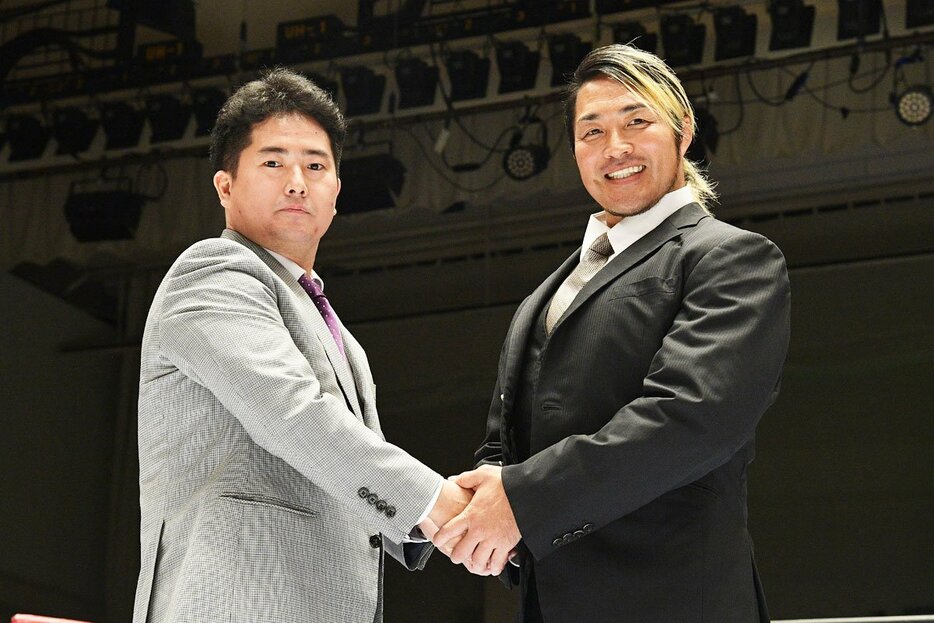岡田社長(左)にとって、新日本プロレスの棚橋社長は学プロの大先輩にあたる