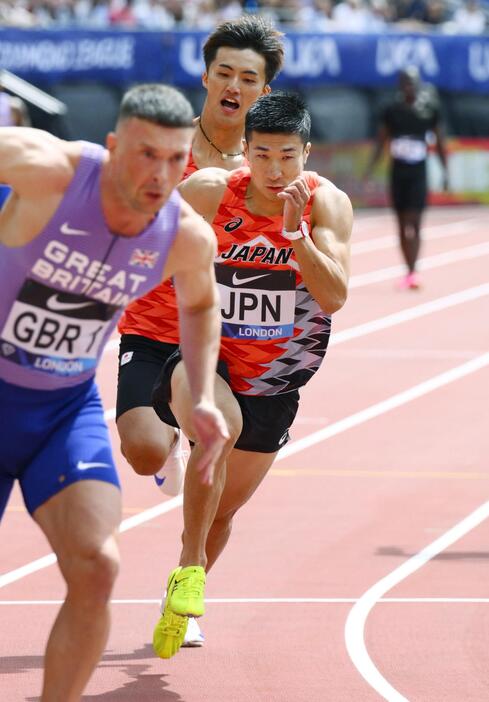 男子400メートルリレーで力走する第3走者の桐生祥秀。奥は柳田大輝＝20日、ロンドン（共同）