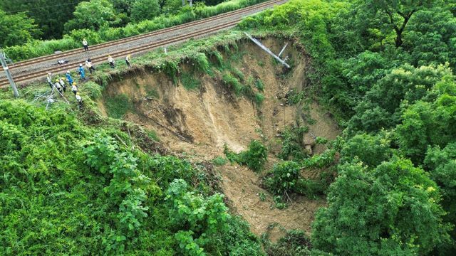 奥羽本線・芦沢-舟形間　のり面崩壊　提供：JR東日本東北本部