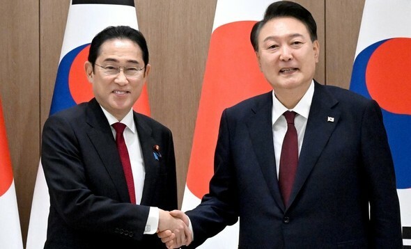 尹錫悦大統領が今年5月、ソウル龍山の大統領室で開かれた日本の岸田文雄首相との会談に先立ち握手をしている＝大統領室写真記者団