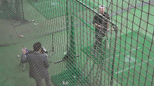6月29日のジャイアンツ球場、打撃練習で高橋由伸さんと話をする巨人・坂本勇人選手
