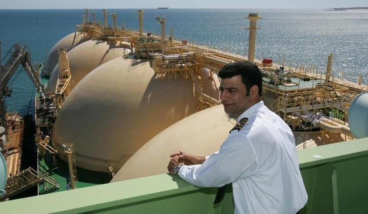 　オーストラリアの産業科学資源省は７月１日公表した四半期エネルギー報告書で、同国のエネルギー輸出収入が向こう２年間にわたり減少するとの見通しを示した。写真は、豪西部のピルバラ地区から液化天然ガスを船で積み出す様子。２００６年５月、代表撮影（２０２４年　ロイター）