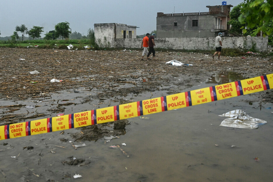 ３日、インド北部ウッタルプラデシュ州ハトラスで、規制線が張られた雑踏事故の現場（ＡＦＰ時事）