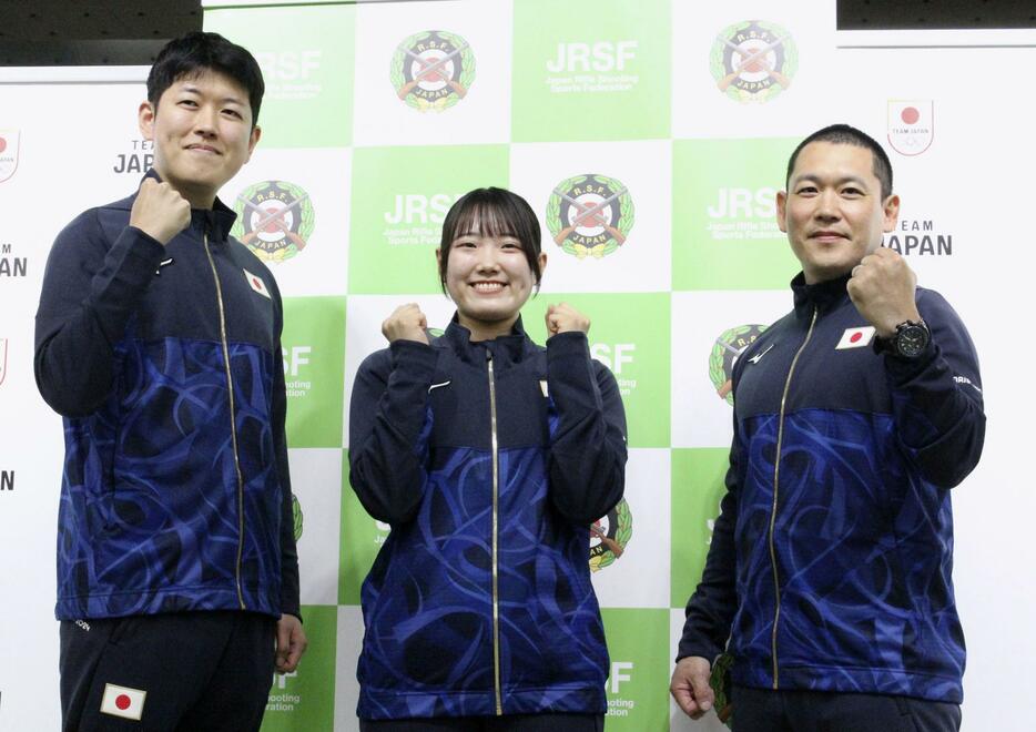 ポーズをとる射撃のパリ五輪日本代表の（左から）岡田直也、野畑美咲、吉岡大＝1日、味の素ナショナルトレーニングセンター