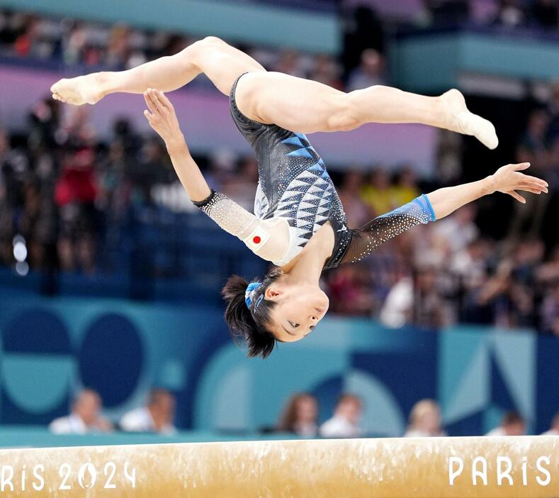 女子団体総合決勝　岡村真の平均台＝パリ（共同）