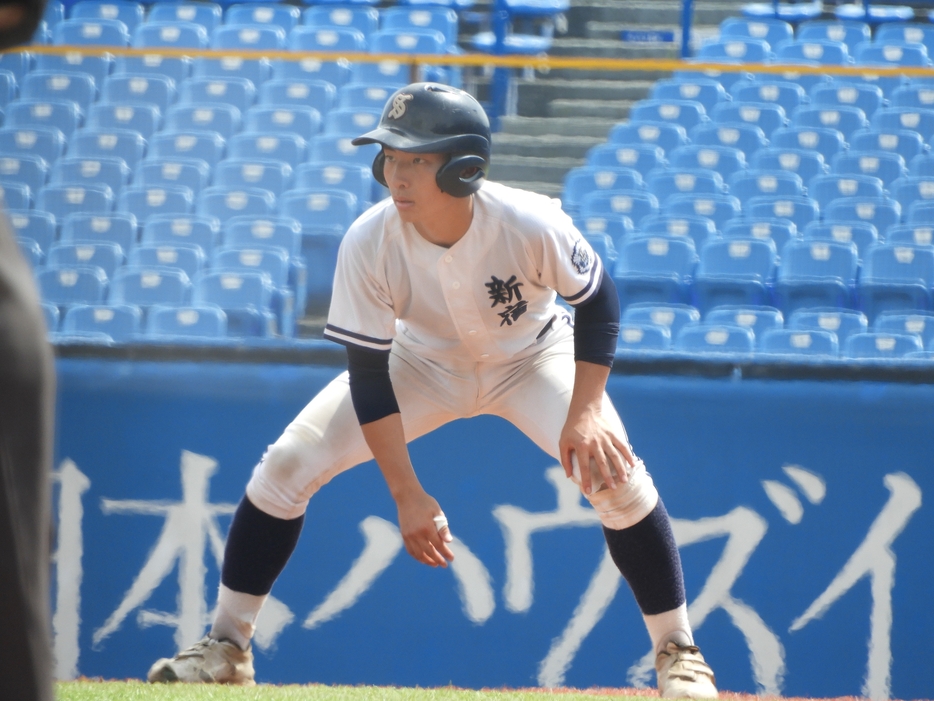 2回に会心の安打で出塁し、大量点の口火を切った中川翔太（都立新宿）