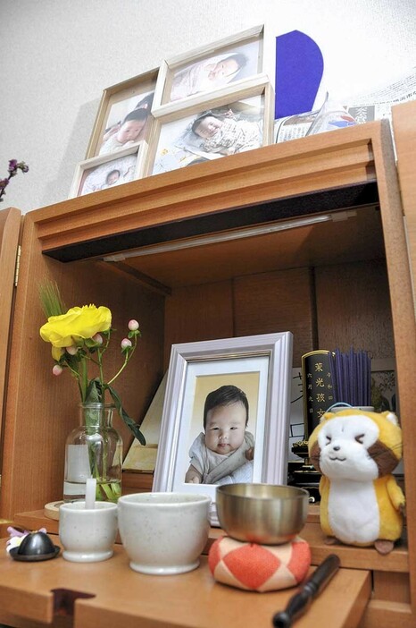 長女の写真が飾られている仏壇。アライグマの人形がお気に入りだった＝横浜市内