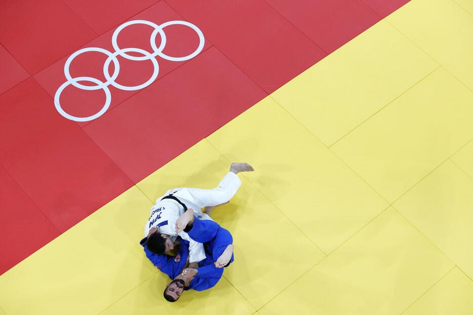 男子81キロ級決勝　ジョージア選手（下）に一本勝ちする永瀬貴規＝パリ（共同）