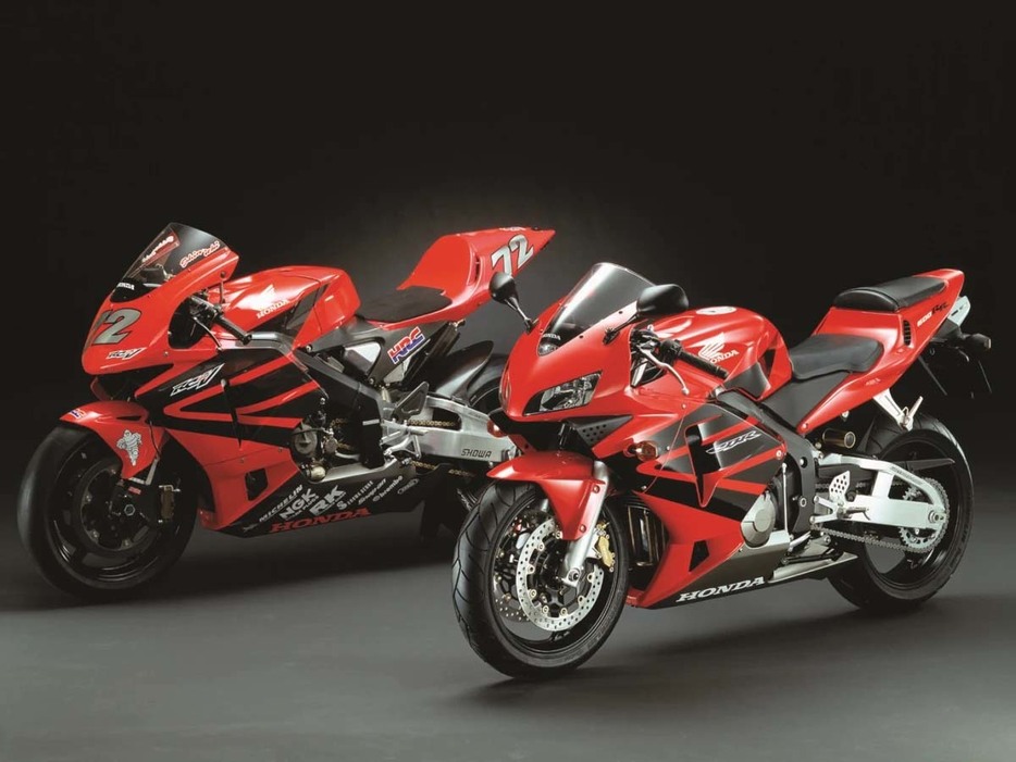 CBR600RR（2003年） [HONDA] RC211V（奥）とそっくりなスタイルで従来のCBR600Fから全面刷新されたスーパースポーツ。エンジンはV型5気筒のRC211Vとは異なる並列4気筒を採用した。