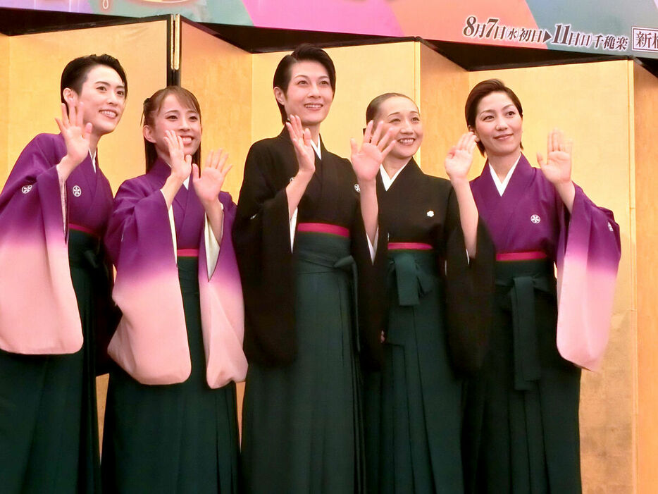 ＯＳＫ日本歌劇団「レビュー夏のおどり」製作発表に出席した（左から）翼和希、千咲えみ、楊琳、舞美りら、華月奏