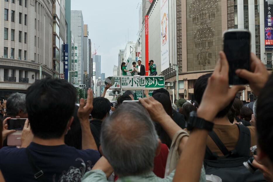 暇空茜氏は都知事選に立候補し、一度も公に姿を表さないまま11万票を集めた（7月6日、東京銀座）　Damon Coulter / SOPA Images via Reuters Connect