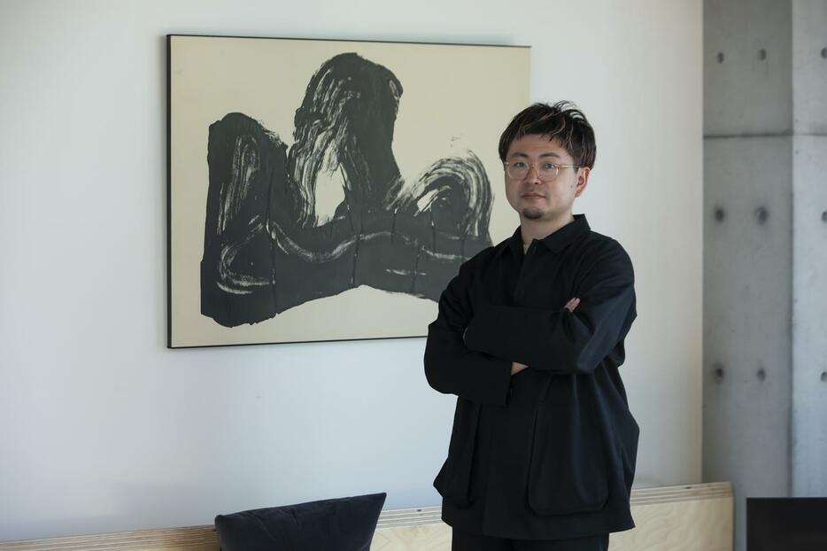 建築家・クマタイチ。シェアハウス「SHAREtenjincho」の共有スペースにて　PORTRAIT BY YUKO CHIBA