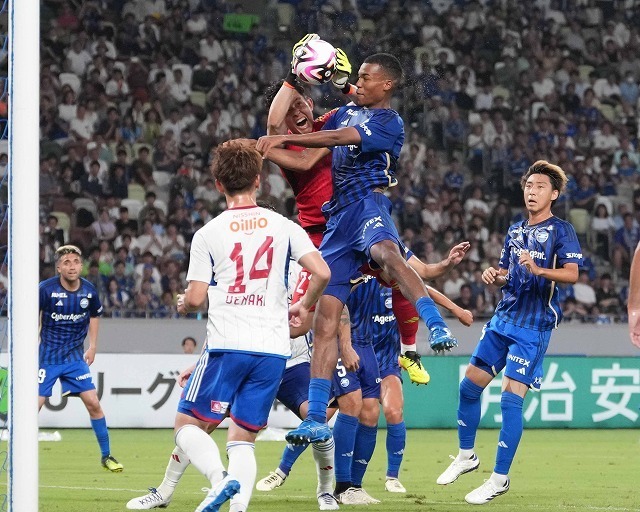 町田対横浜の国立決戦は、後者が２－１で勝利。（C）SOCCER DIGEST