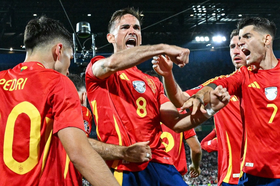 サッカー欧州選手権、決勝トーナメント1回戦、スペイン対ジョージア。逆転ゴールを決め、チームメートと喜ぶスペインのファビアン・ルイス（中央、2024年6月30日撮影）。【翻訳編集】 AFPBB News