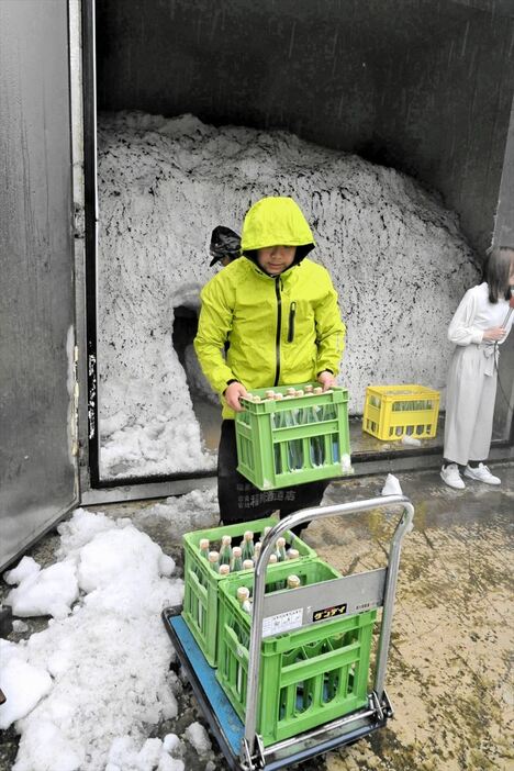 雪室から運び出される雪中貯蔵酒