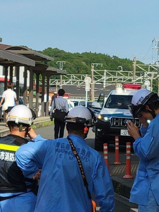 不審物発見を受け対応が進む白市駅（読者提供）