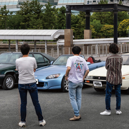 「YOKOHAMA Car Session」を主催した3人と、それぞれの愛車。写真= 内藤敬仁