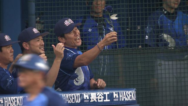 HRを放った選手に青いバラを渡すDeNAの三浦大輔監督