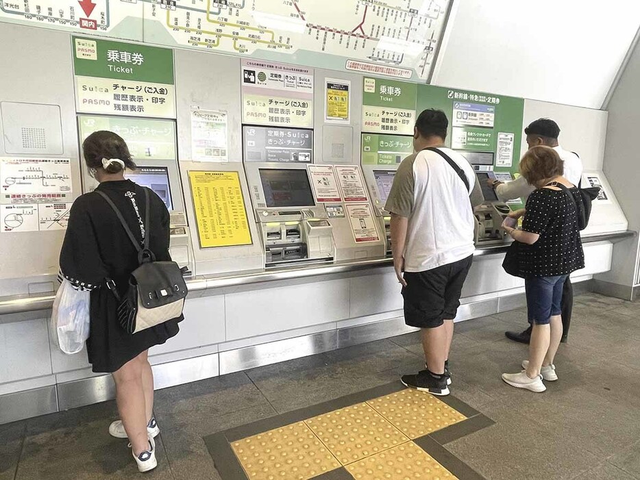 券売機で購入する利用者ら＝ＪＲ関内駅