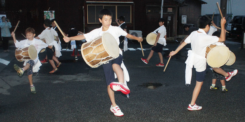 本番に向けてかんこ踊りの練習に励む児童たち ＝松崎浦町の松ケ崎地区市民センター前で