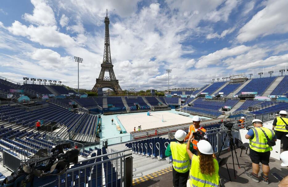 報道陣に公開された、エッフェル塔前に建設されているパリ五輪のビーチバレー会場＝10日、パリ（共同）