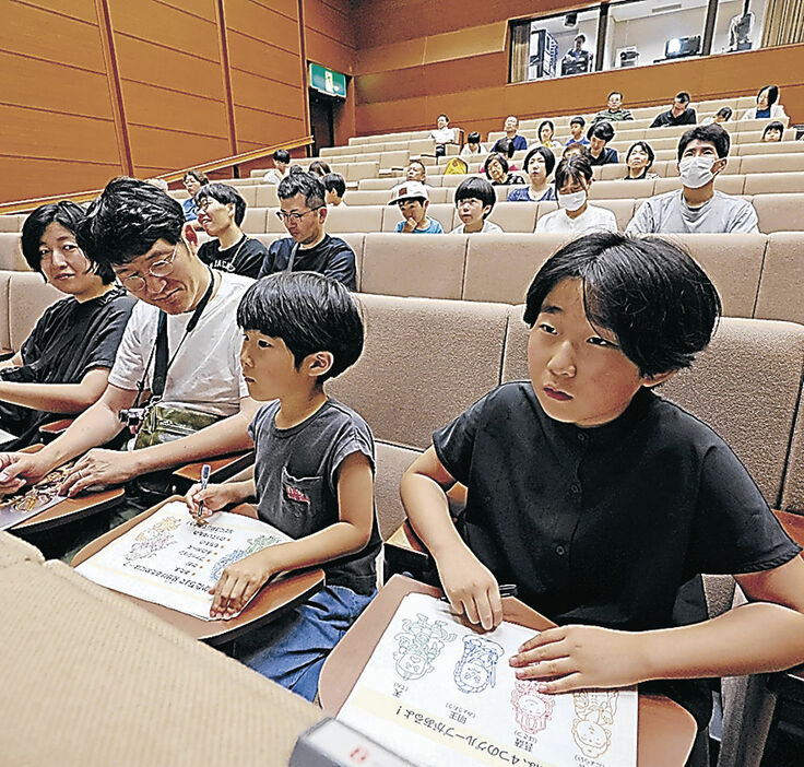 仏様の見分け方を学ぶ親子