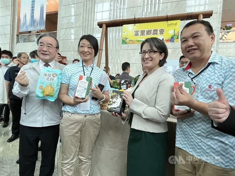 花蓮県産の農産加工品などをPRする蕭美琴副総統（右から2人目）、農業部の胡忠一政務次長（左端）＝2024年7月18日、台北市