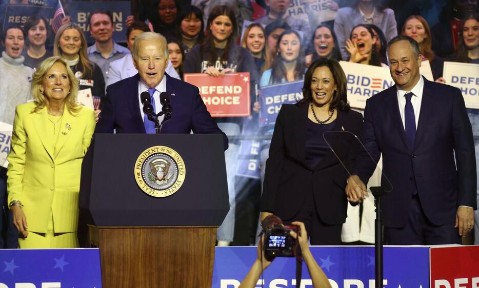 集会に出席したバイデン米大統領（前列左から2人目）とハリス副大統領（同3人目）。左端はバイデン氏の妻ジルさん、右端はハリス氏の夫エムホフ氏＝1月、米バージニア州マナサス（共同）