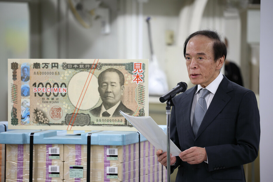 新しい紙幣（日本銀行券）３券種の流通が３日、始まった。写真は、新紙幣の発行開始に際し、あいさつする日銀の植田和男総裁＝同日午前、東京都中央区の日銀本店（代表撮影）