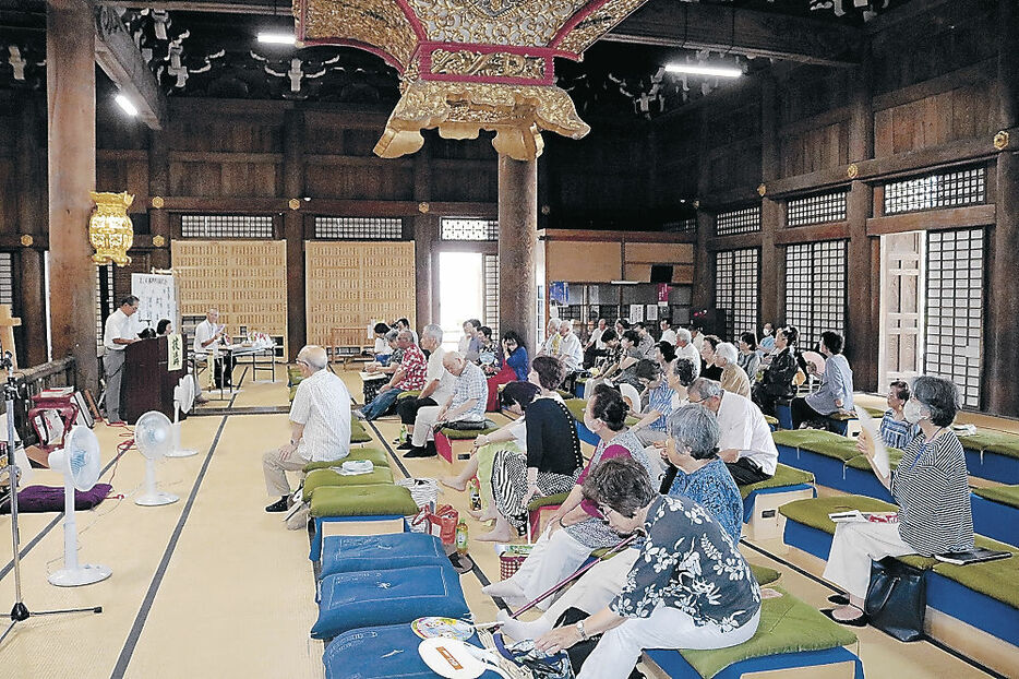 選者の評に聞き入る参加者＝高岡市の国宝勝興寺