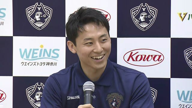 笑顔で会見を行う河村勇輝選手