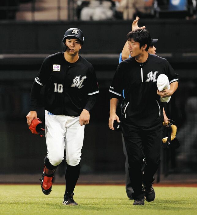 二塁への内野安打を放った際に負傷し、ベンチに戻るロッテ・上田希由翔（左）