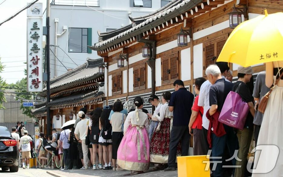 客が行列をつくるソウル市鍾路区のサムゲタン専門店(c)news1